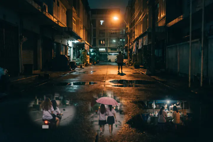 ซอยในเมืองยามค่ำหลังฝนหยุด คนคนหนึ่งยืนหันหลังอยู่ใต้ไฟทาง แอ่งน้ำเล็กๆ ตลอดซอยสะท้อนภาพจางๆ ของคนสองคนในวันต่างๆ ทั้งซ้อนมอเตอร์ไซค์ กางร่มคันเดียวกัน และนั่งกินก๋วยเตี๋ยวเรือ