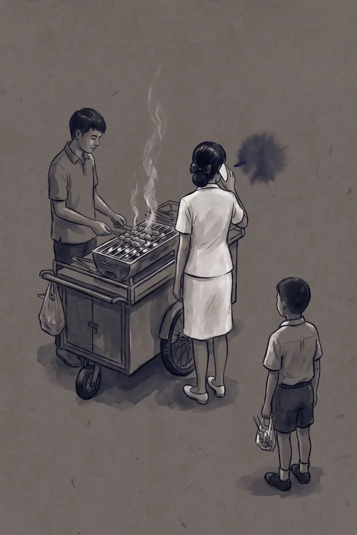 หน้าประตูโรงเรียนยามเย็น ชายหนุ่มยืนพลิกไม้ลูกชิ้นที่รถเข็น หญิงสาวในชุดพยาบาลยืนข้างรถเข็นหันหลังให้ผู้ดู ยกโทรศัพท์แนบหูฟังเสียงหนึ่งอยู่